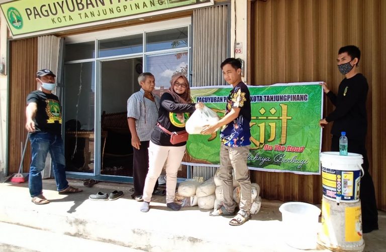 Mojang Paguyuban Pasundan Bagikan Sembako untuk Warga Kota Tanjungpinang  