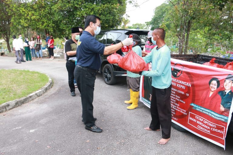 PDI Perjuangan Bagikan Sembako untuk Petugas Pemakaman