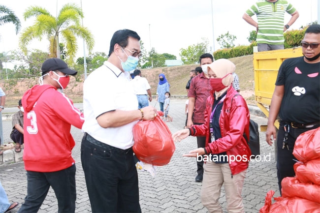 Soerya Respationo Berikan Paket Sembako Kepada Pekerja di Bandara Hang Nadim