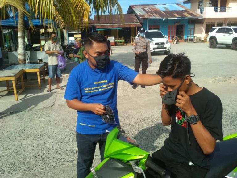 KNPI Pulau Jemaja Anambas Bagikan Masker Gratis