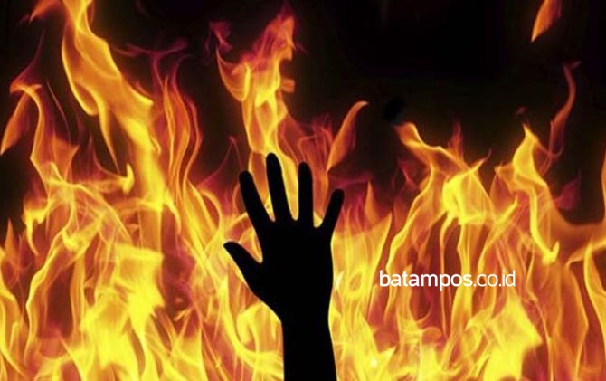 Transgender Dibakar Warga karena Curi HP Teman