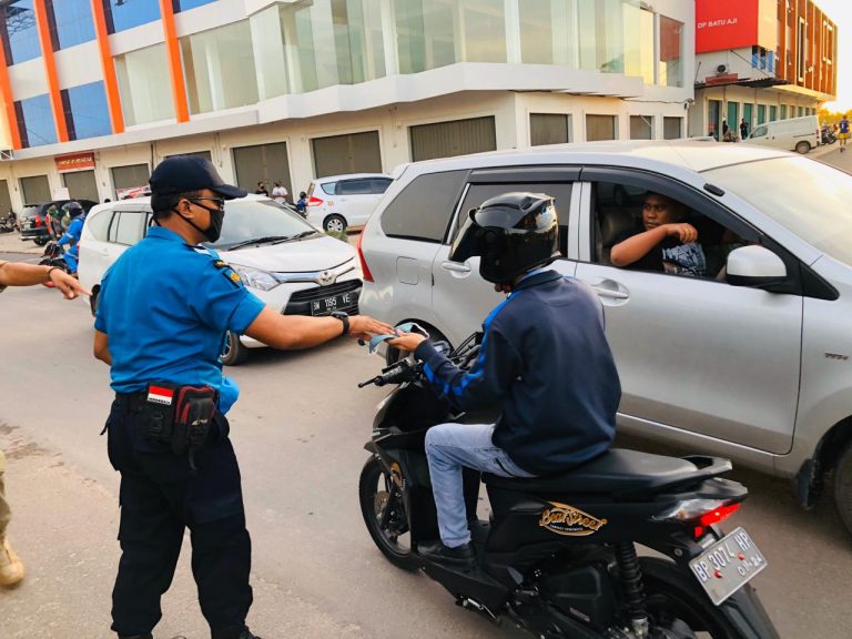 Tim Gugus Tugas Pencegahan Penyebaran Covid-19 Batam Bagikan Masker