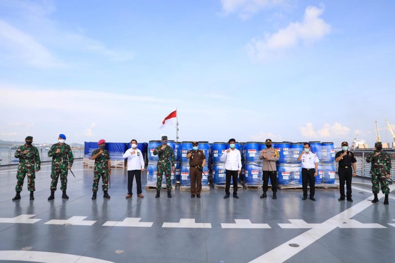 Singapura Serahkan Bantuan Bahan Hand Sanitizer 2.100 Liter untuk Penanganan COVID-19 di Batam