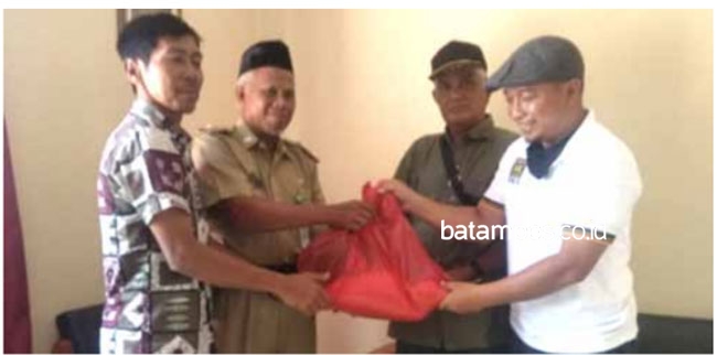 Wakil Ketua DPRD Sumbangkan Gaji untuk Warga Kurang Mampu