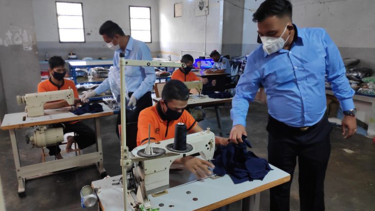 Warga Binaan Buat Masker Gratis untuk Warga Batam