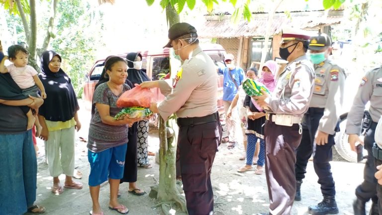 Polsek Batuaji Imbau Masyarakat Jaga Jarak Sambil Bagi Sembako