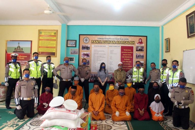 Satlantas Polresta Barelang Bagi Sembako, Masker dan Sarung Tangan