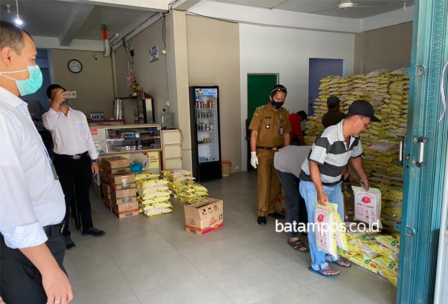 Polisi Awasi Proses Penyerahan Sembako