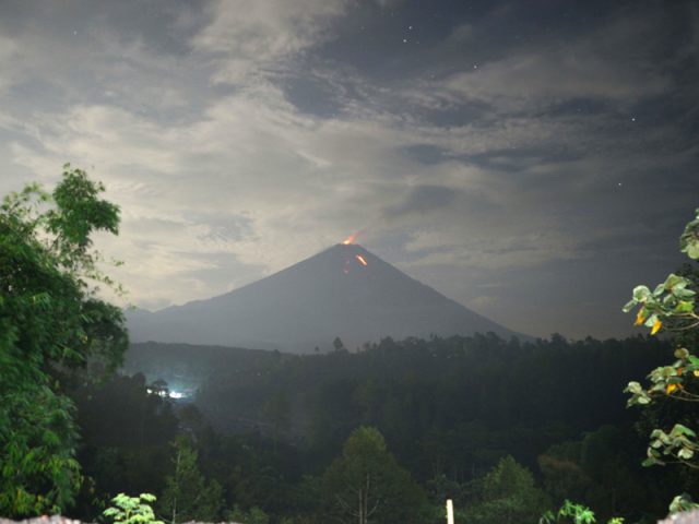 Gunung Semeru Bergejolak, Muntahkan Lava 1.000 Meter