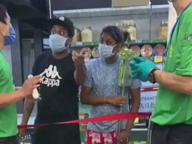 Hampir Separo Warga Singapura Lelah Pakai Masker
