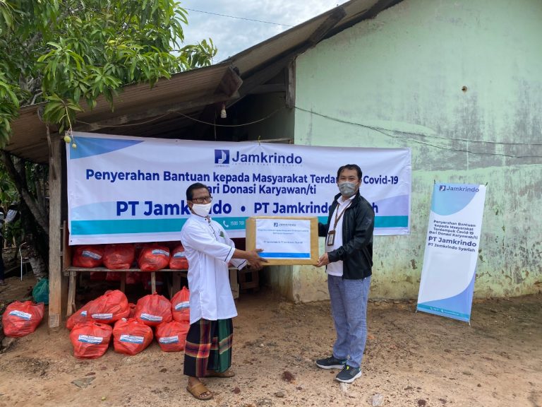Jamkrindo Bagi 100 Paket Bahan Pangan di Kampung Nelayan