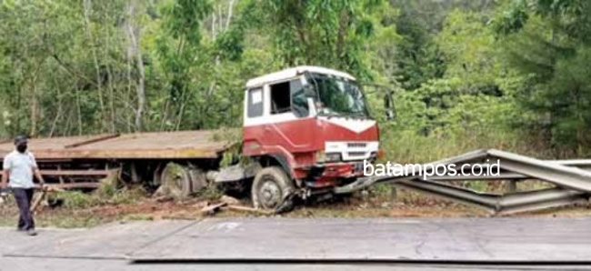 Hilang Kendali Trailer Tabrak Pembatas Jalan dan Dua Pengendara Motor, Kejadiannya di Southlink