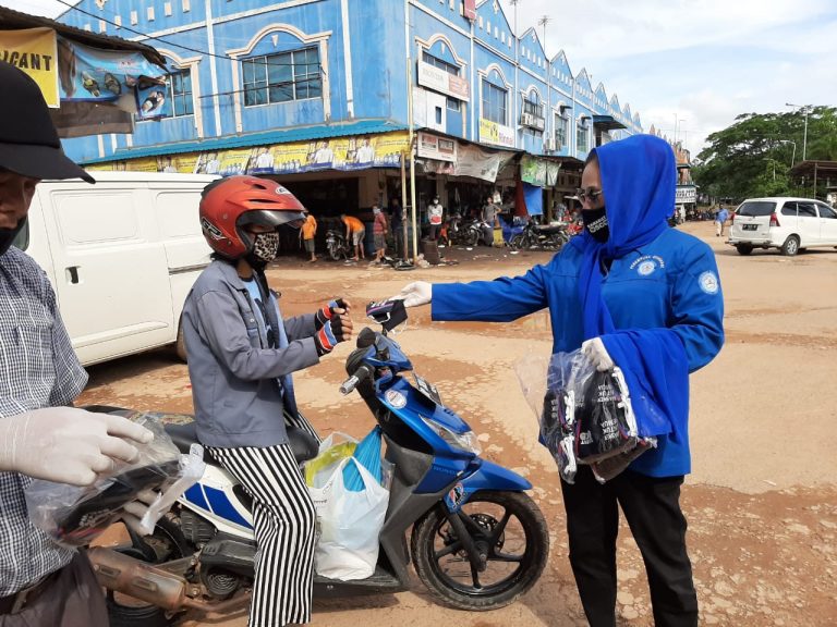 Osco Bersama Perempuan Demokrat Kepri Bagikan Tiga Ribu Masker Kepada Warga Batam