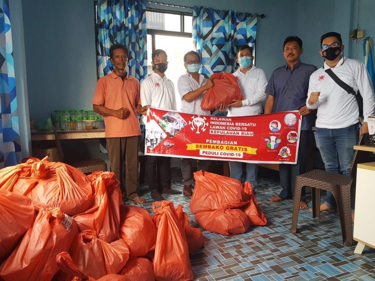 Relawan Indonesia Bersatu Lawan Covid-19 Provinsi Kepri Bagikan Sembako dan Nasi Bungkus Gratis Kepada Masyarakat