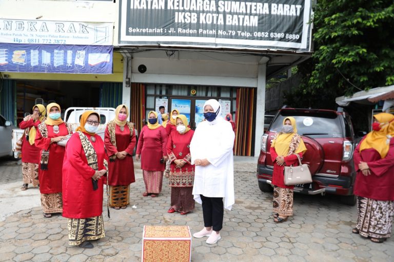 GOW Batam Salurkan 900 Paket Sembako Kepada Bundo Kanduang dan Kerabat-Barkad