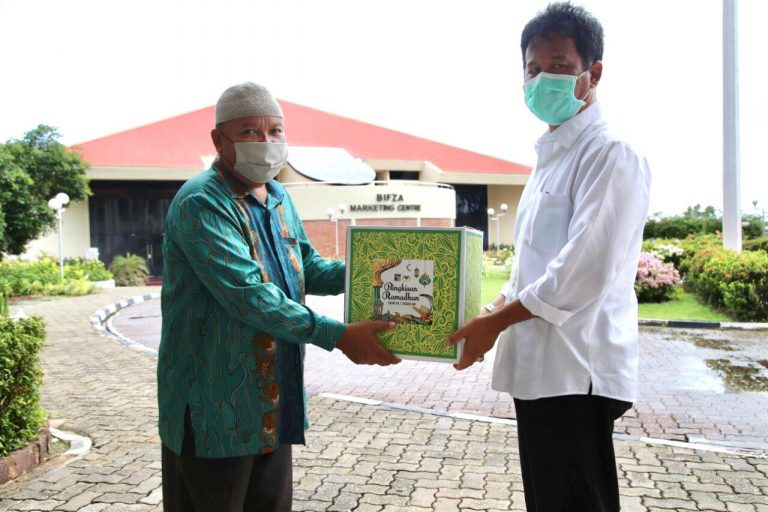 Kepala BP Batam Muhammad Rudi Serahkan Bingkisan Ramadan