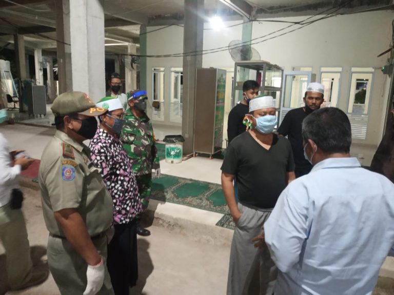 Bengkong Zona Merah Covid-19, Tapi Warganya Ngotot Salat Tarawih Berjamaah di Masjid