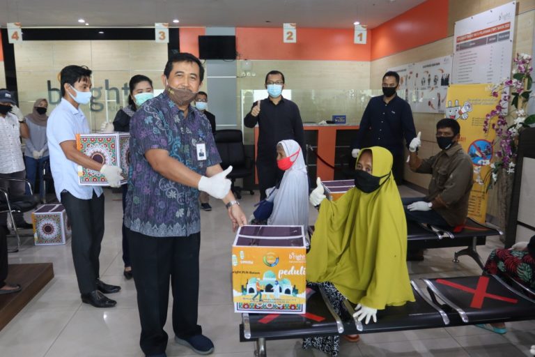 bright PLN Batam Bagikan 2.939 Paket Sembako Pada Warga Terdampak Covid-19 dan Panti Asuhan