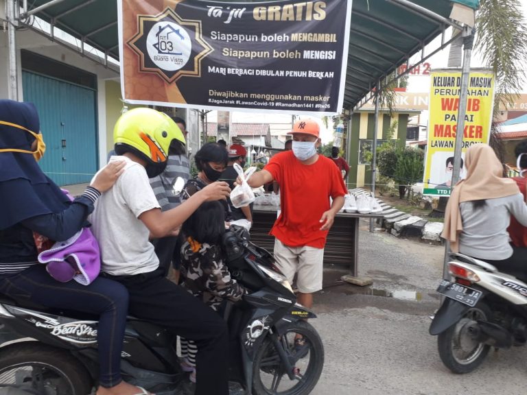 Takjil Gratis Dari Warga Perumahan Buana Vista 2