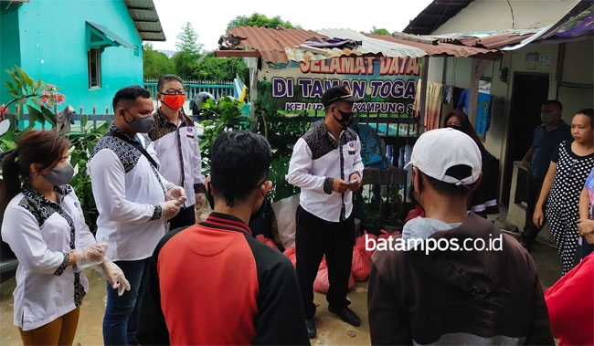 Winner Group Bagikan Sembako Gratis untuk Warga Batam 