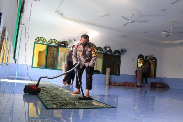 Hari Bhayangkara Ke-74, Polres Anambas Gelar Bakti Sosial di Tempat Ibadah