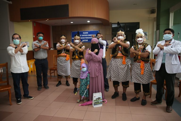 Keren, Tokoh Punakawan Antar Kepulangan Ibu dan Anak Pasien Covid-19 Dari RSBP Batam    