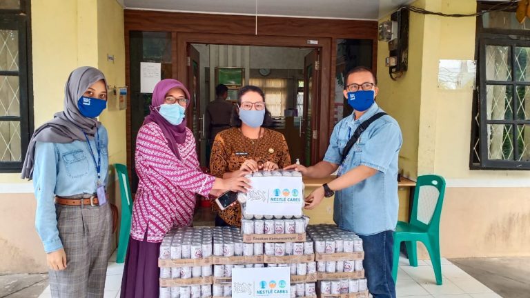 Nestle Indonesia Kembali Salurkan Bantuan, Kali Ini Diberikan Kepada Dinas Kesehatan dan Dinas Sosial Kota Batam