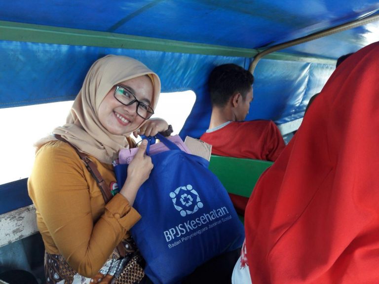 Tempuh Jalur Laut dengan Pompong, BPJS Kesehatan Sosialisasikan Program JKN di Belakang Padang
