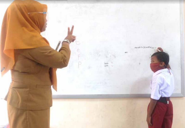 Keterbatasan Handphone, Murid di Tanjungpinang Belajar Sendiri di Sekolah