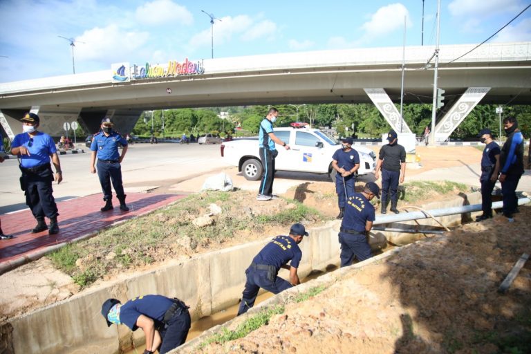 Ditpam BP Batam Bersihkan Drainase di Flyover Laluan Madani, Ini Tujuannya….
