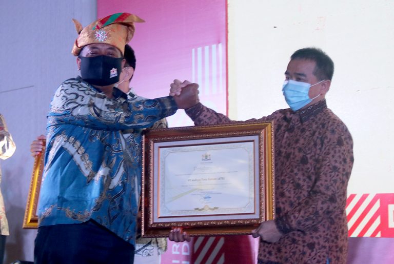 Apresiasi Kontribusi Bangun Investasi Batam, Kadin Batam Beri Penghargaan Kepada ATB