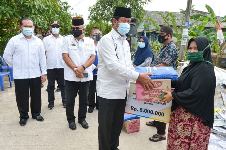 Gubernur Serahkan Bantuan Korban Puting Beliung di Batam