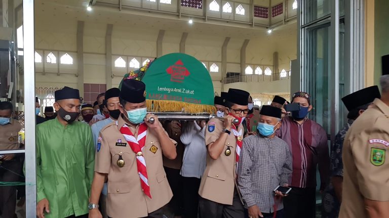 Wali Kota da Wakil Wali Kota Batam Antarkan Imam Masjid Agung ke Peristirahatan Terakhir
