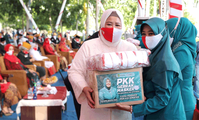 Tim Penggerak PKK Kota Batam Bagikan 12 Ribu Masker