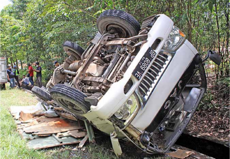 Terdengar Suara Ledakan, Truk Pengangkut Kacang Terbalik