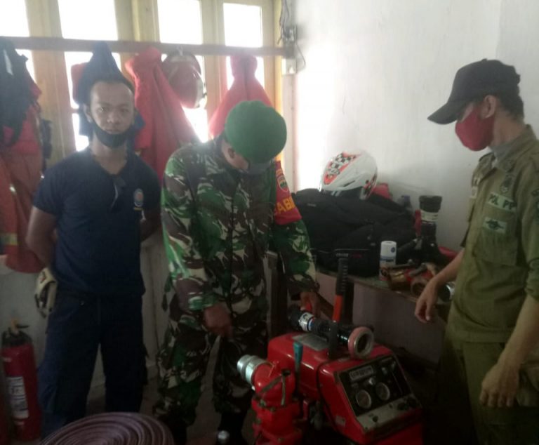 Cegah Kebakaran, Babinsa Berkoordinasi Bersama Damkar