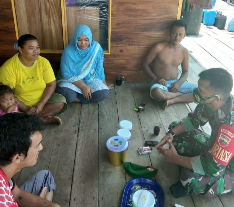 Babinsa Koramil 02/Tarempa Jalin Kedekatan dengan Masyarakat