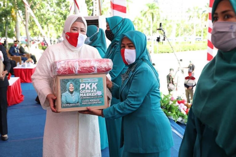 Gebrak, PKK Batam Bagikan 12 Ribu Masker untuk Masyarakat