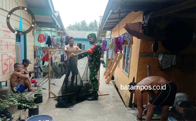 Babinsa Koramil 02 Tarempa Imbau Warga Waspada Cuaca Buruk dan Gelombang Tinggi