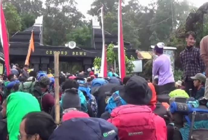 Tidak Peduli Covid-19, Ribuan Pendaki Peringati HUT Kemerdekaan RI di Puncak Lawu