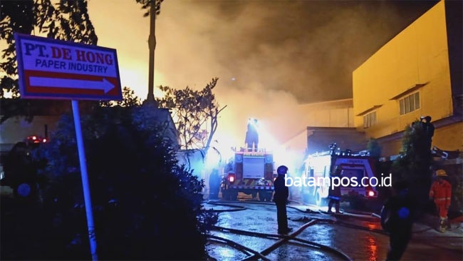 Kebakaran di Kawasan Industri Executive Terjadi Hingga Pagi Hari