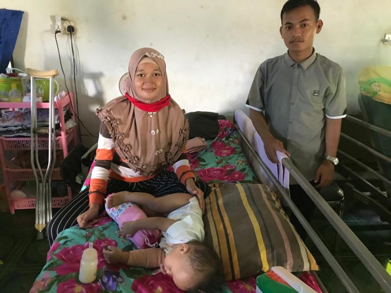 Kain Gendongan Dililit Ban, Tangan Bayi Patah