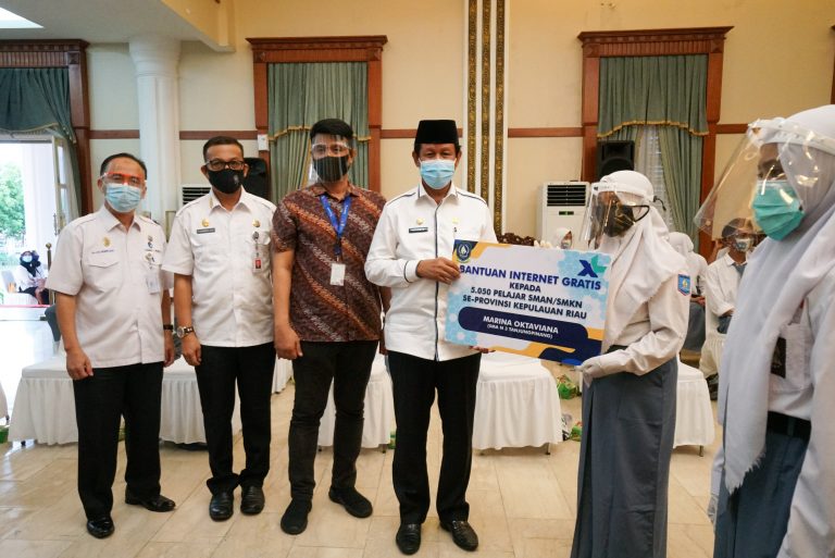 Gubernur Serahkan 5.050 Paket Internet Gratis kepada Siswa di Kepri