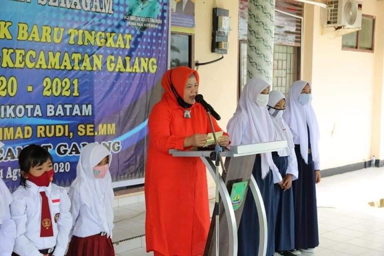 Marlin Ikut Bagikan Seragam Gratis untuk 734 Murid SD dan SMP di Kecamatan Galang
