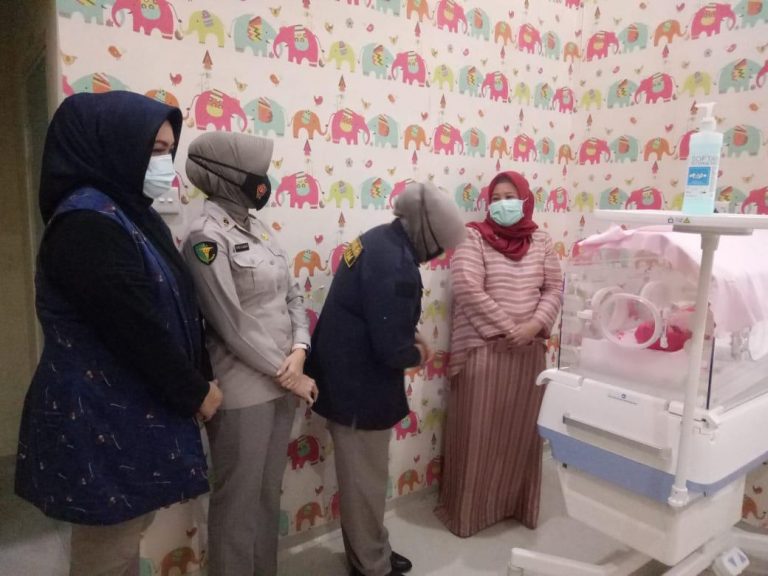 Bawa Buah Tangan, Marlin Menangis Jenguk Bayi yang Ditelantarkan di Sambau