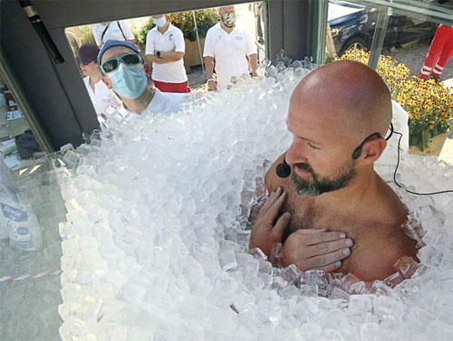 Pria Ini Berendam Dalam 200 Kg Es Selama 2,5 Jam