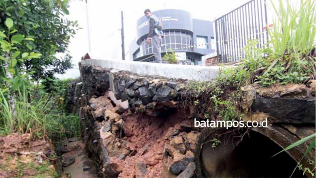 Pak Wali Kota, Jalan Masuk ke  Puskesmas Tanjung Uncang Terancam Roboh