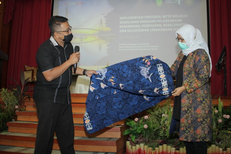 Disbudpar Berikan Cinderamata Batik Batam Ikan Marlin Kepada Kemenparekraf