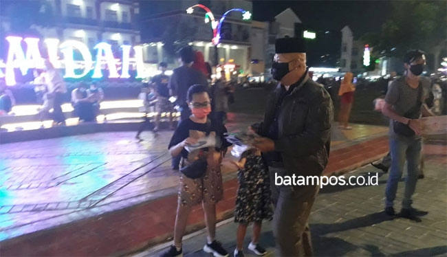 Pjs Wali Kota Bagikan Masker untuk Tekan Penyebaran Covid-19