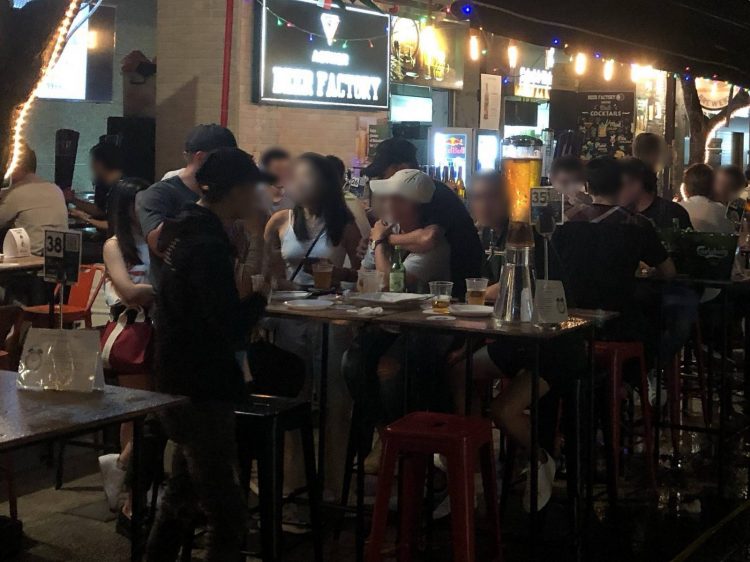 Singapura Wajibkan Warga Pakai Masker di Restoran
